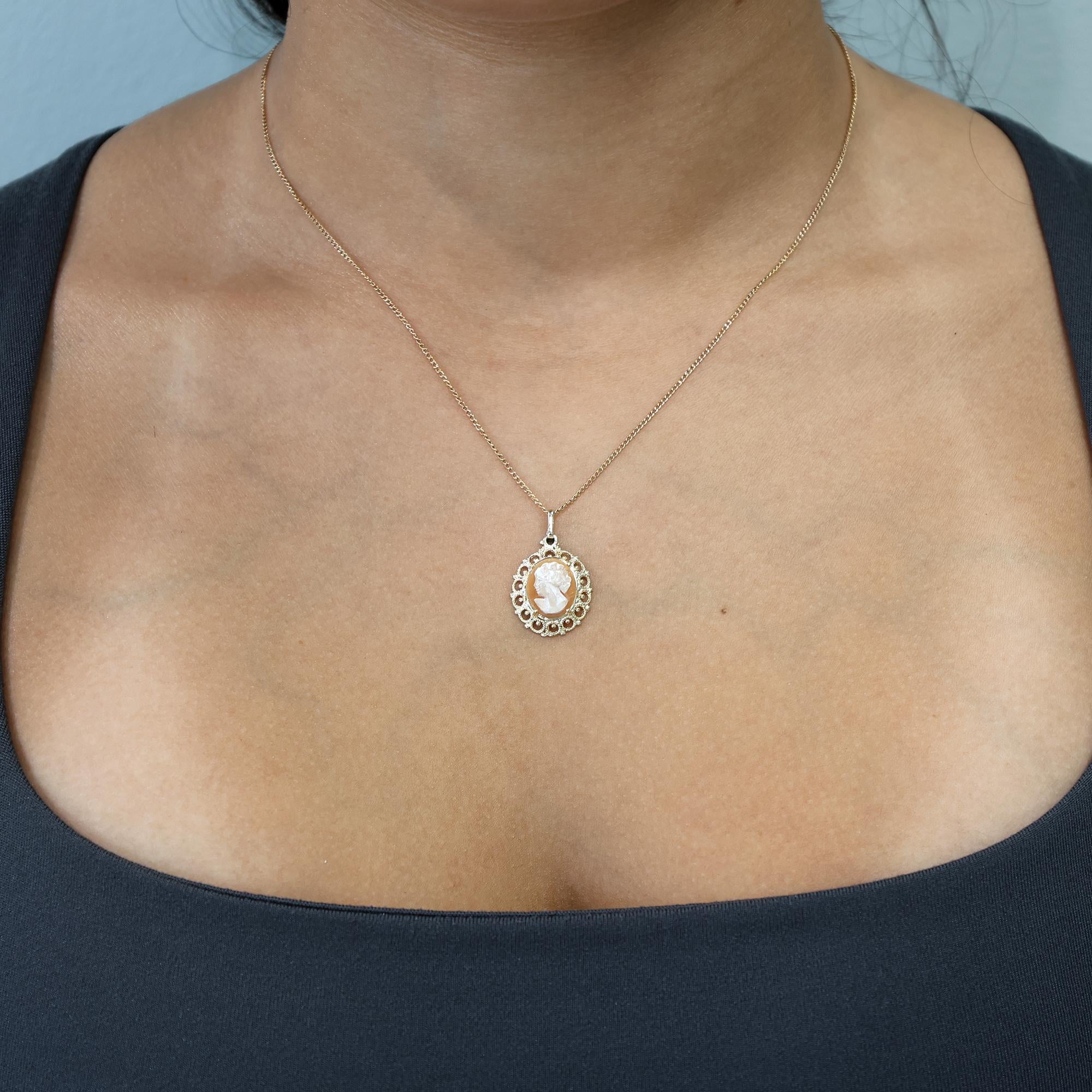 Cameo Pendant 14K Yellow Gold Filigree Frame Ladies Vintage Estate 1.05"