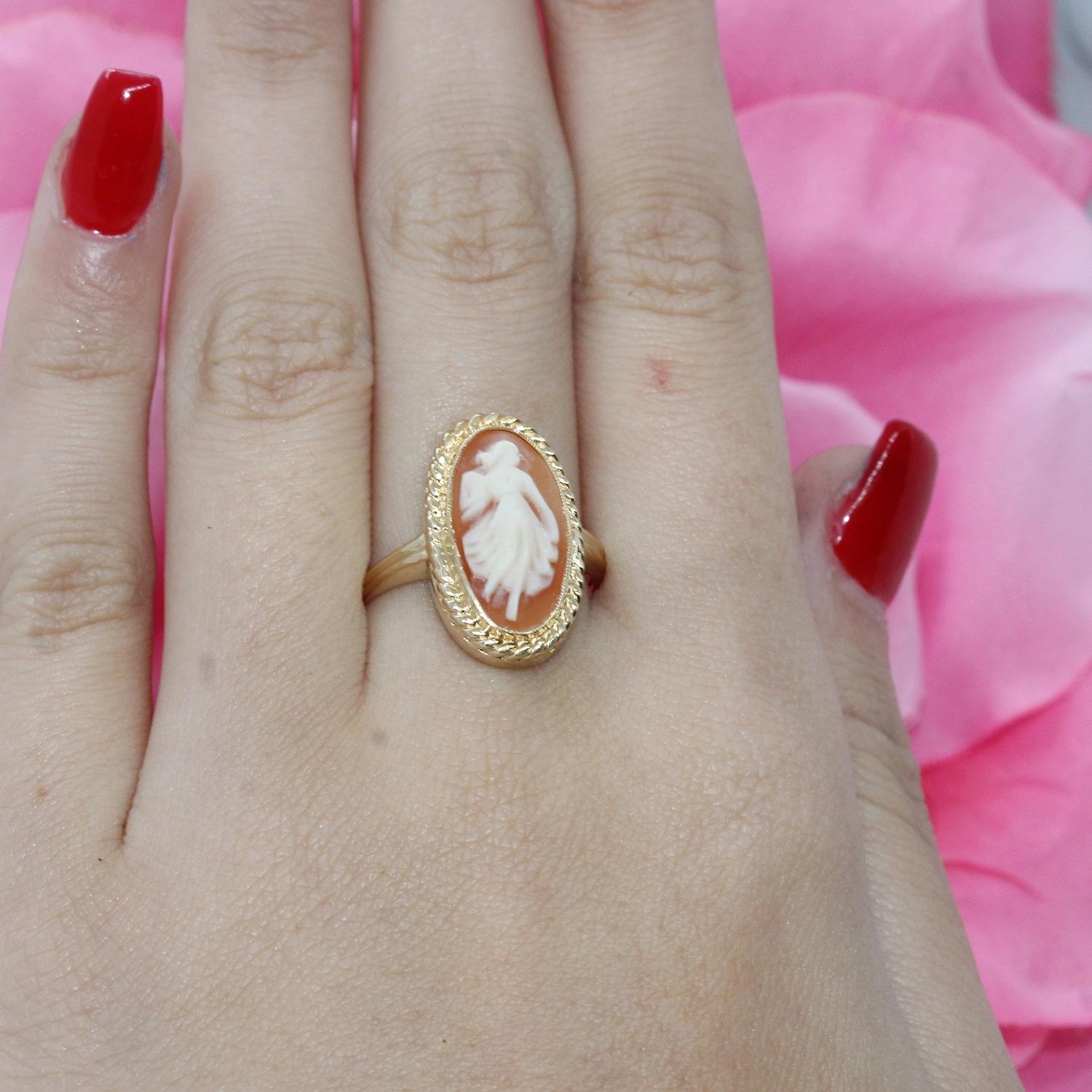 Ladies Vintage Cameo Ring 14K Yellow Gold Oval Cameo Bezel Set Size 6.75 Estate