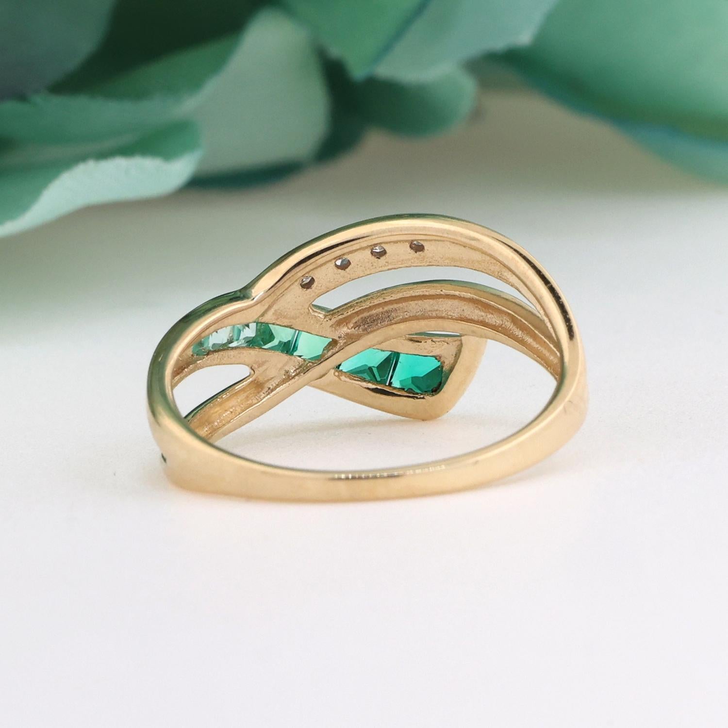 Emerald Diamond Cocktail Swirl Ring 10K Gold 0.31 CTW Size 7 Estate