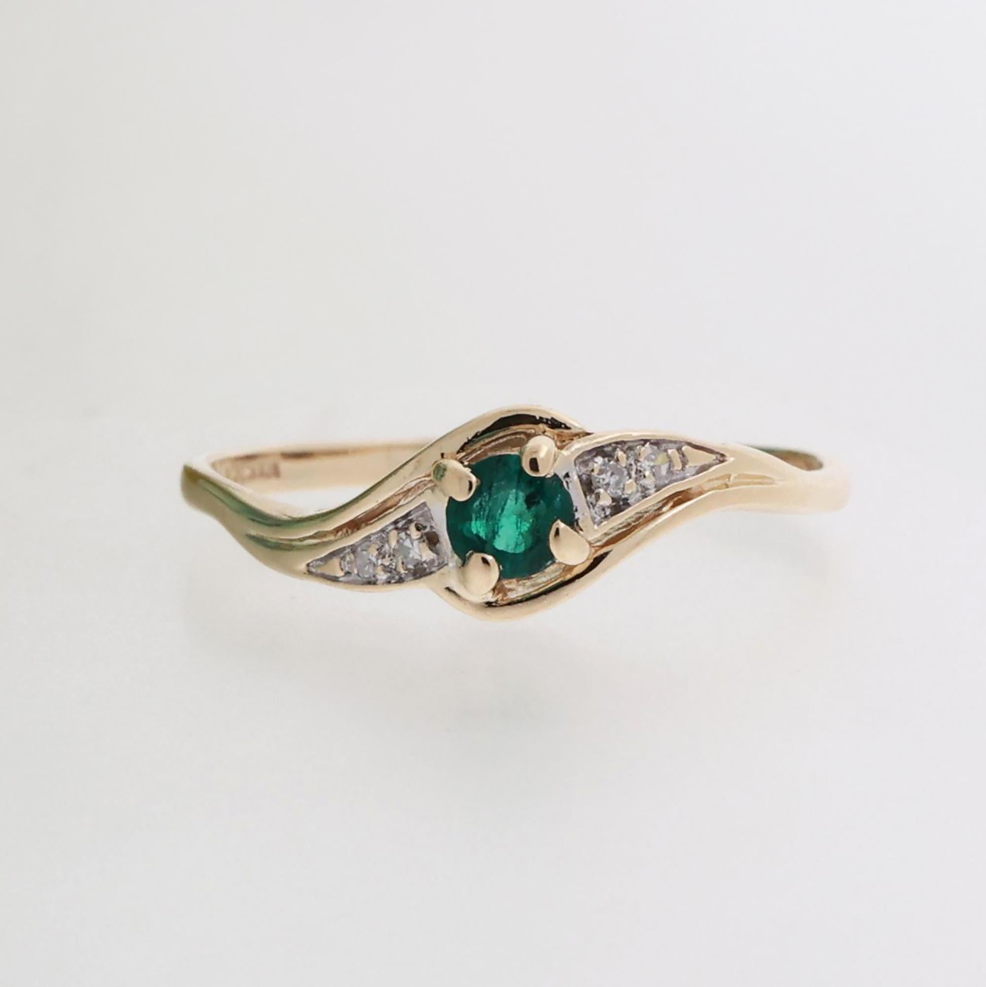 Solitaire Emerald Diamond Swirl Ring 14K Yellow Gold 0.19 CTW Size 7.75 Estate