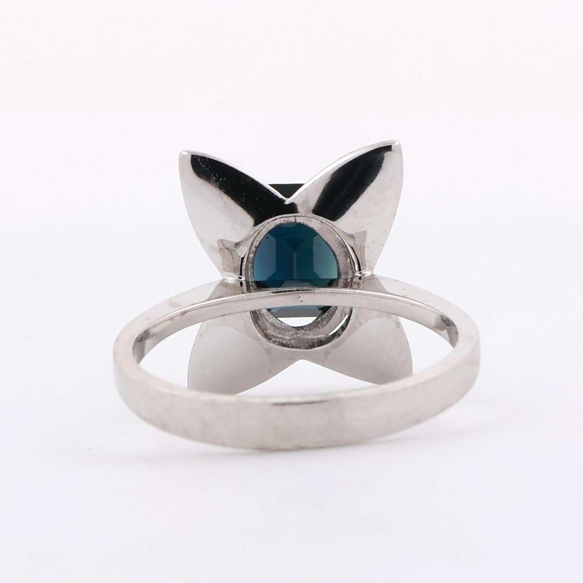 Blue Sapphire Flower Ring 18K White Gold 1.65 CT Size 7 Vintage Estate