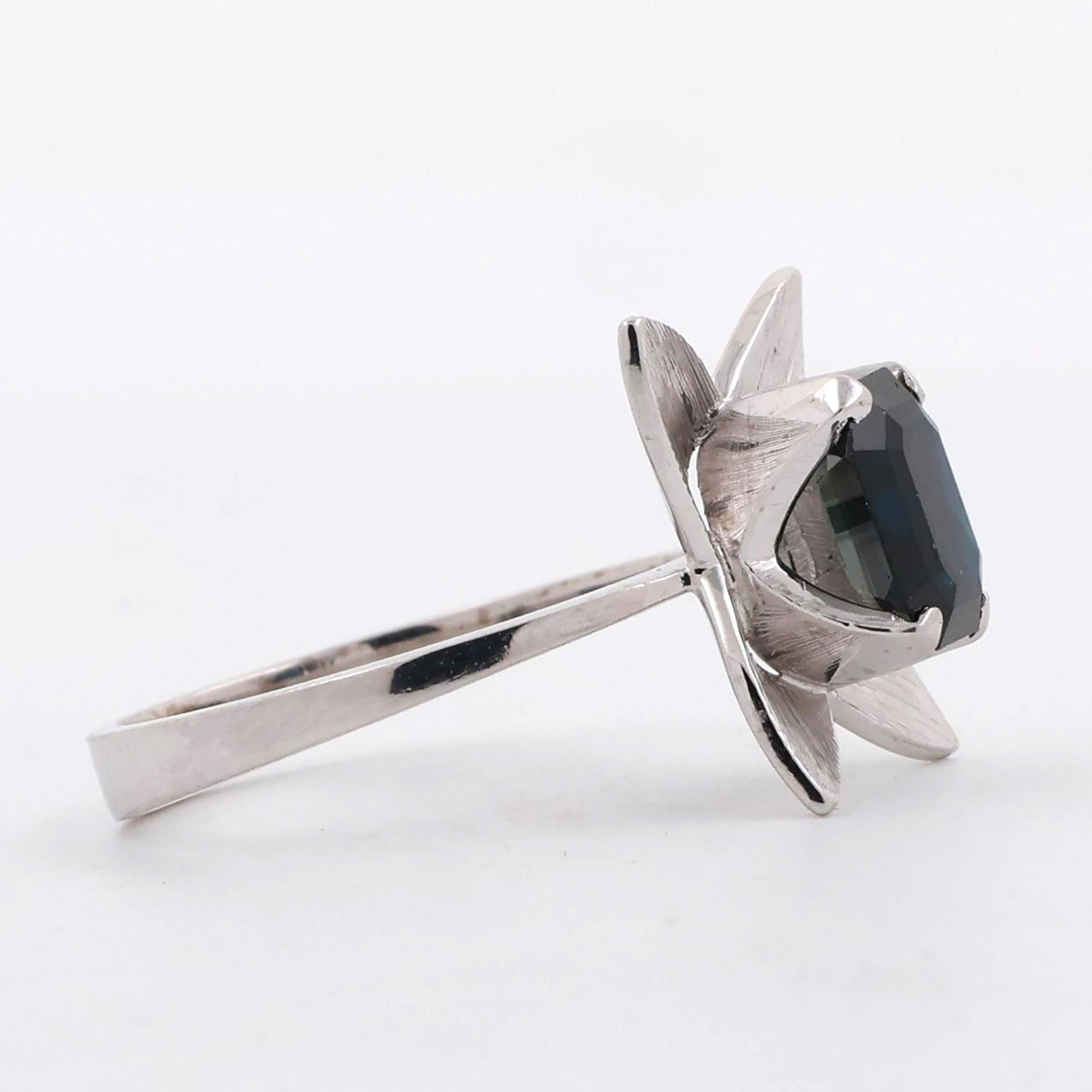 Blue Sapphire Flower Ring 18K White Gold 1.65 CT Size 7 Vintage Estate