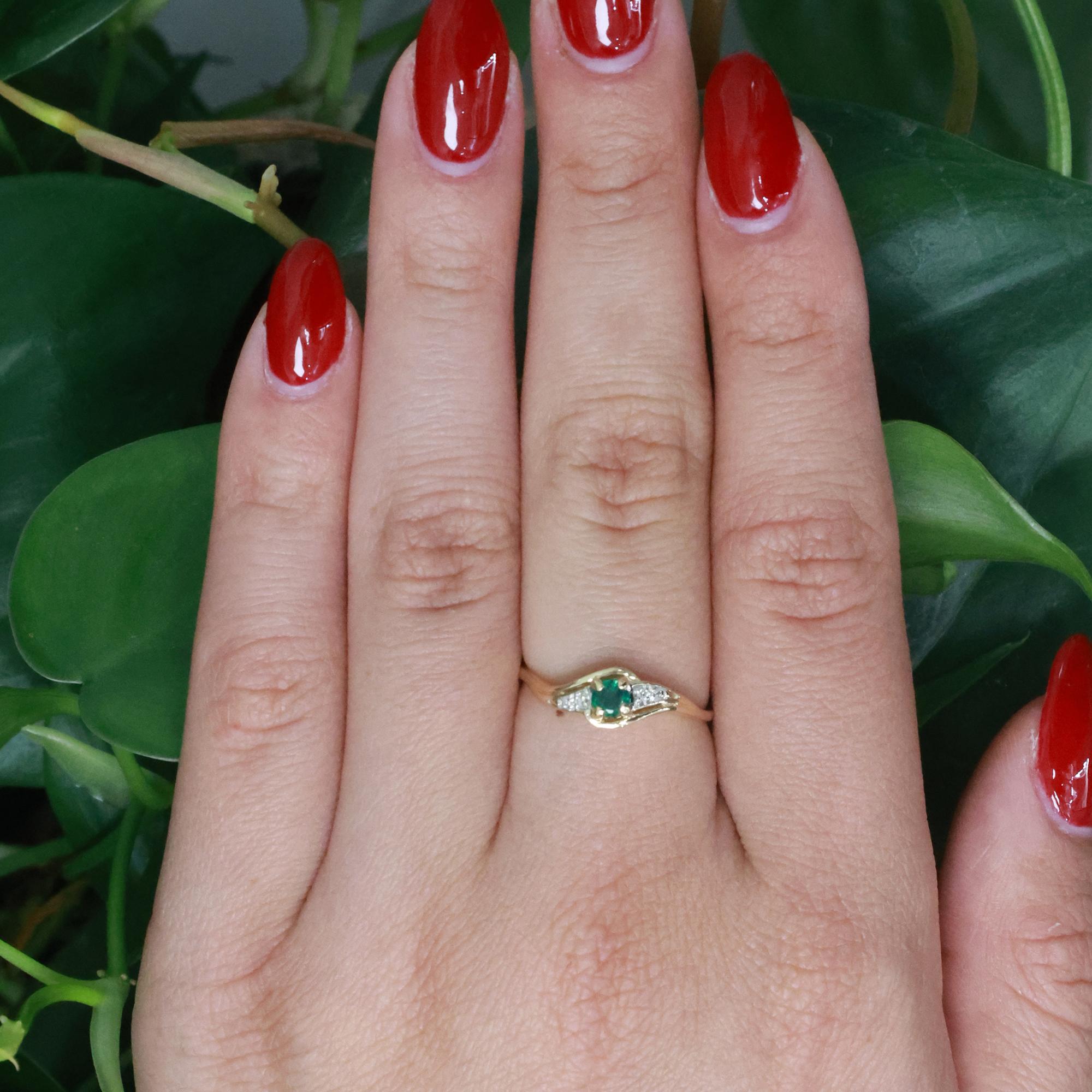 Solitaire Emerald Diamond Swirl Ring 14K Yellow Gold 0.19 CTW Size 7.75 Estate