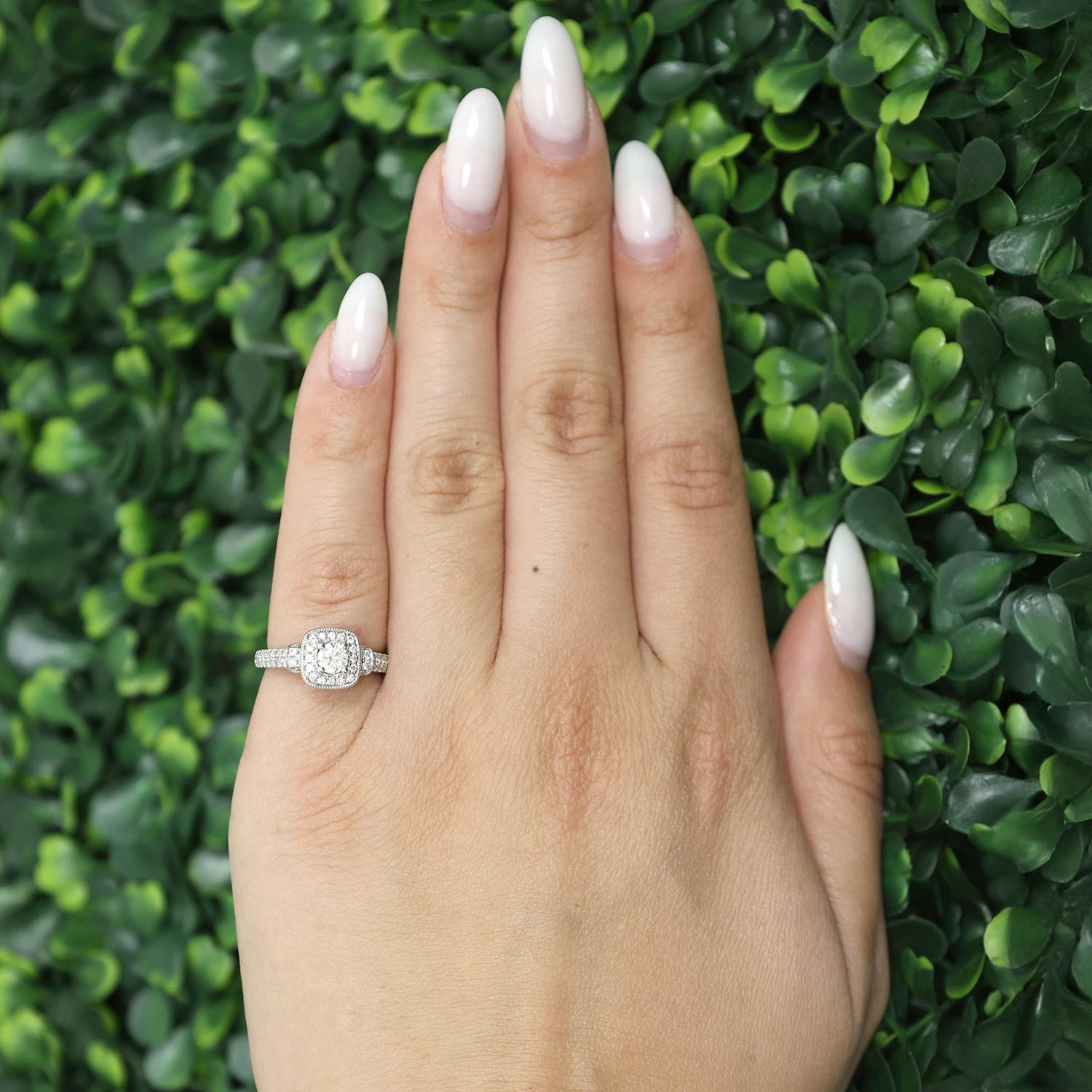 Vera Wang 0.90 TW Solitaire Halo Diamond Engagement Ring 14K White Gold SZ 4.25