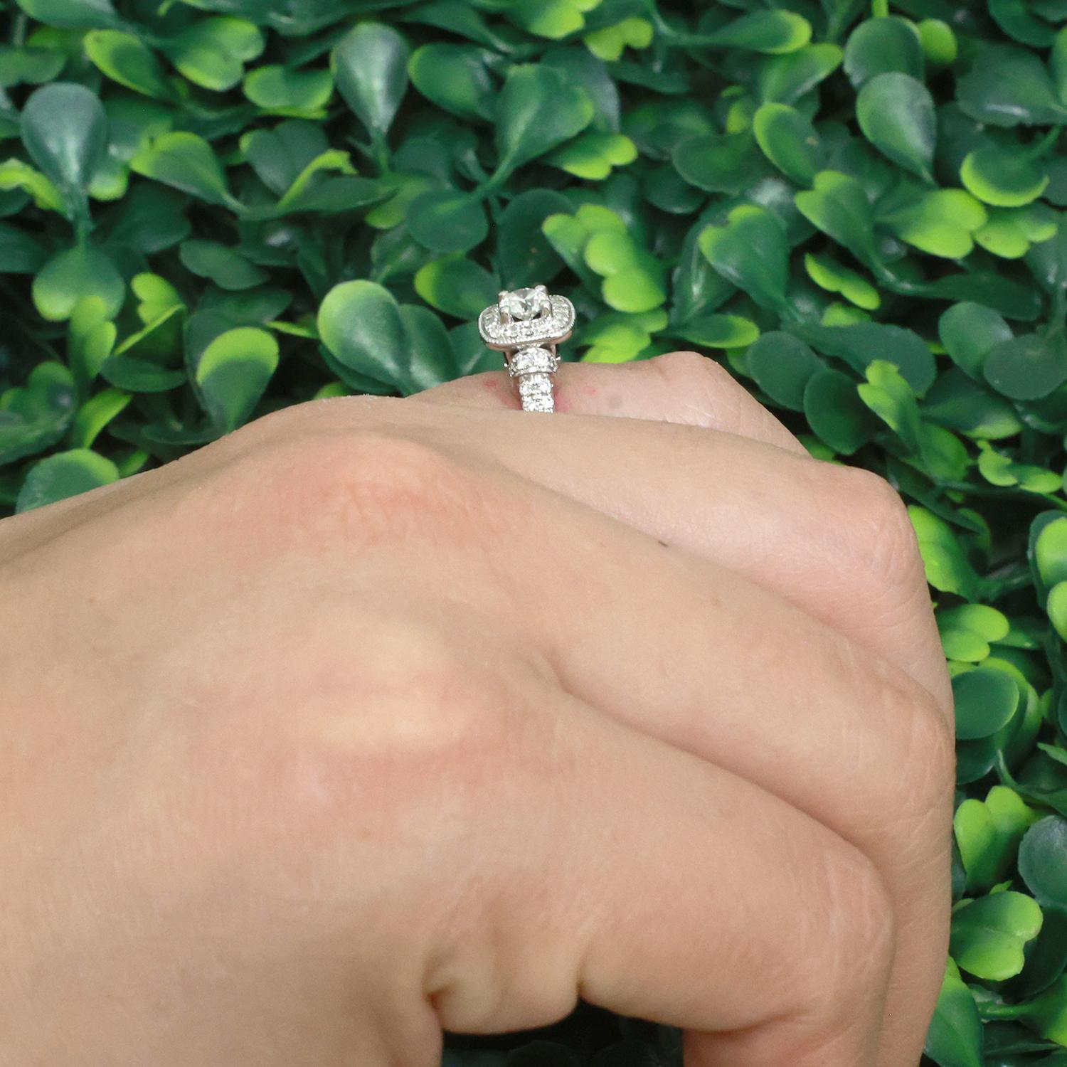 Vera Wang 0.90 TW Solitaire Halo Diamond Engagement Ring 14K White Gold SZ 4.25