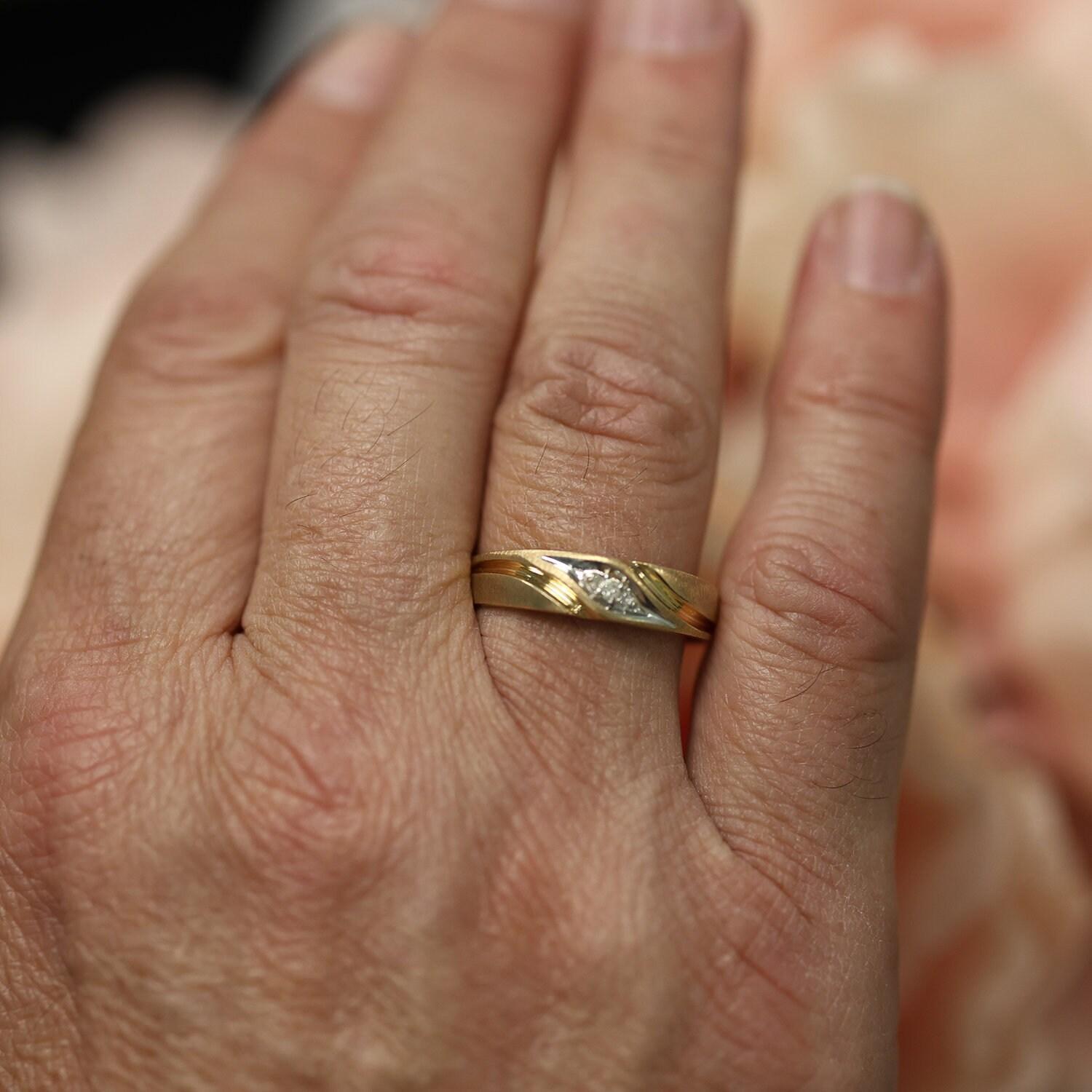 Men's Diamond Swirl Band Ring 10K Gold 0.05 TW Size 12.5 Unisex