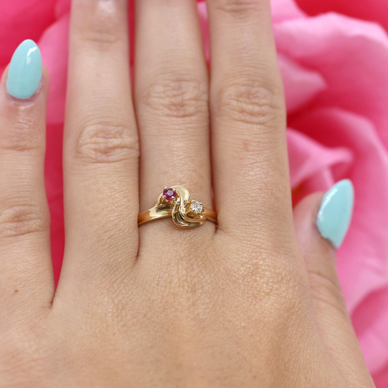 Ruby Diamond Swirl Cocktail Ring 18K Yellow Gold 0.14 CTW Size 7.25 Ladies