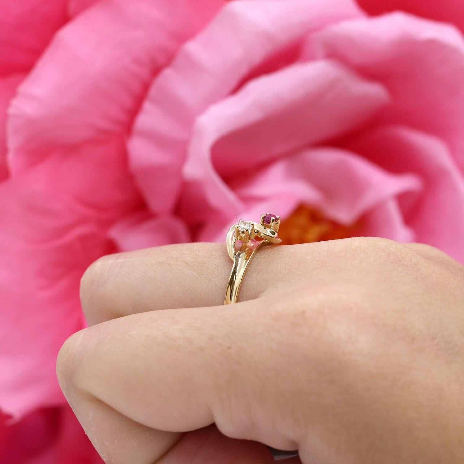 Ruby Diamond Swirl Cocktail Ring 18K Yellow Gold 0.14 CTW Size 7.25 Ladies