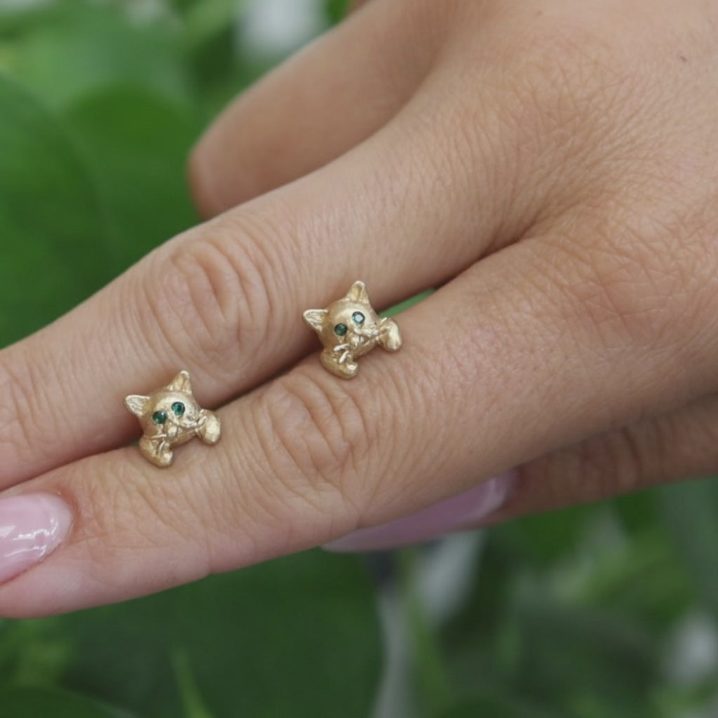 14K Yellow Gold Emerald Eye Cat Stud Earrings Kitten Animal Estate